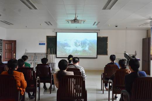 一群人在房间里的餐厅描述已自动生成