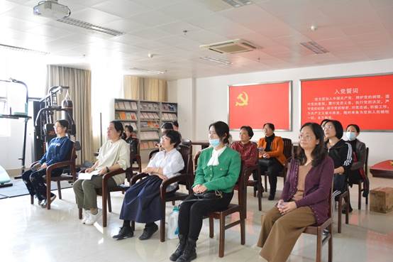 一群人在房间里描述已自动生成