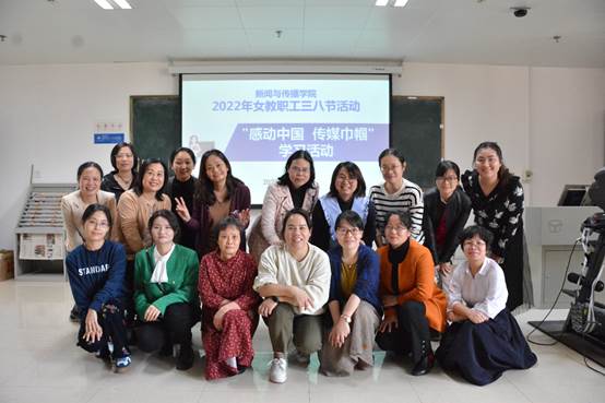 一群人站在一起描述已自动生成